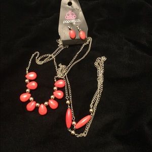 🆕 Long Red necklace with matching earrings